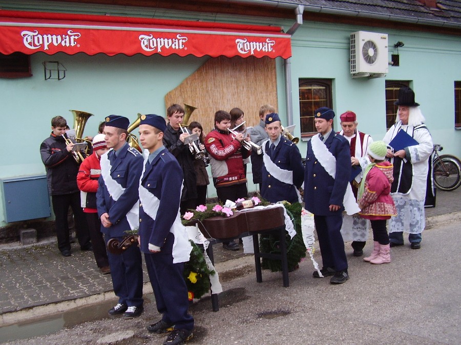 Fotogaléria Pochovávanie basy 2008 (21) Pochovávanie basy 2008