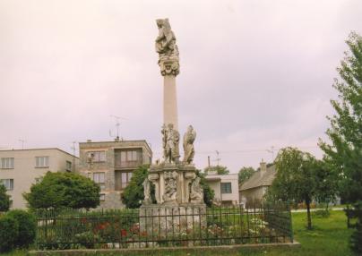 Stĺp Najsv. Trojice - bočný pohľad Stĺp Najsv. Trojice - bočný pohľad