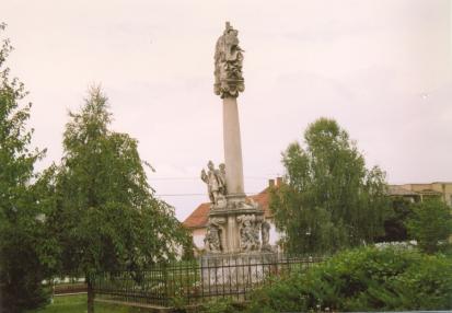 Stĺp Najsv. Trojice - bočný pohľad Stĺp Najsv. Trojice - bočný pohľad