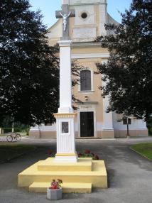 Kríž pred kostolom Kríž pred kostolom