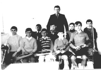 budúci muzikanti so svojím uč. - kapelníkom P. Horniakom budúci muzikanti so svojím uč. - kapelníkom P. Horniakom