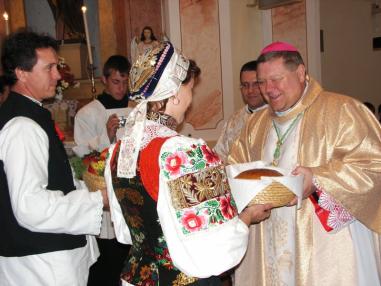 Prinášanie obetných darov Prinášanie obetných darov