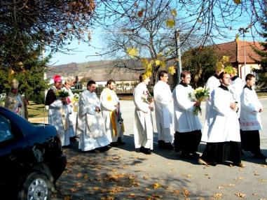 Biskup vychádza z kostola Biskup vychádza z kostola
