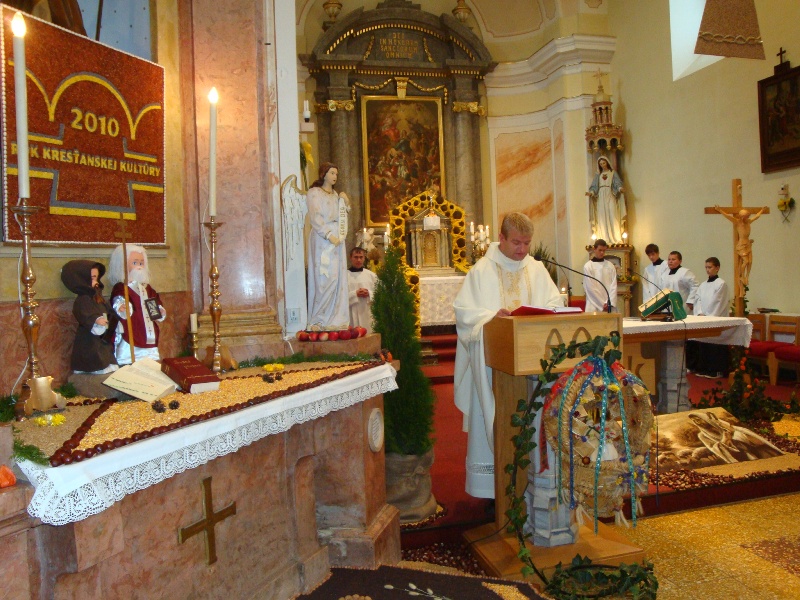 Fotogaléria Ďakovanie za úrodu 2010 - sv. omša (15) Ďakovanie za úrodu 2010 - sv. omša